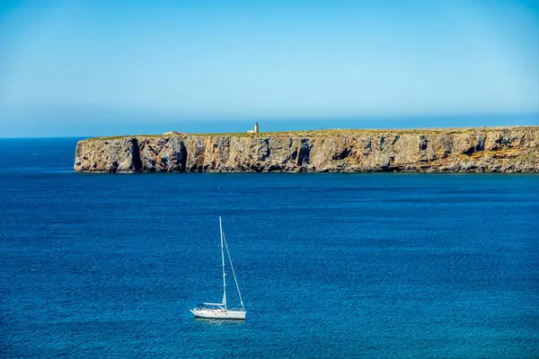 Sagres-Portekiz liman kasabasının kapılarındaki güzel Algarve 'de yaz yürüyüşü.