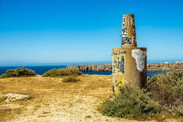 Sagres-Portekiz liman kasabasının kapılarındaki güzel Algarve 'de yaz yürüyüşü.