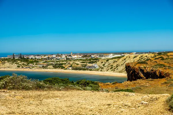 Sagres-Portekiz liman kasabasının kapılarındaki güzel Algarve 'de yaz yürüyüşü.