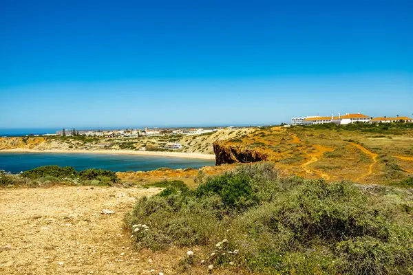 Sagres-Portekiz liman kasabasının kapılarındaki güzel Algarve 'de yaz yürüyüşü.