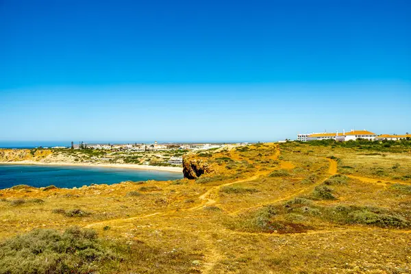 Sagres-Portekiz liman kasabasının kapılarındaki güzel Algarve 'de yaz yürüyüşü.