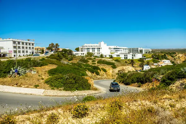 Sagres-Portekiz liman kasabasının kapılarındaki güzel Algarve 'de yaz yürüyüşü.