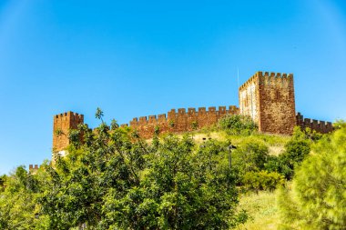 Rio Arade 'daki Algarve Silves' in eski tarihi başkentini ve heybetli kalesi Portekiz 'i ziyaret edin.
