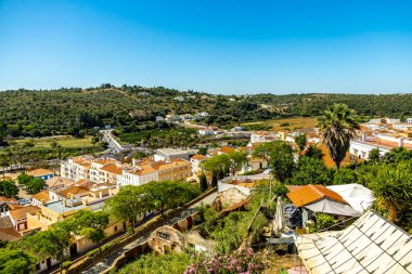 Rio Arade 'daki Algarve Silves' in eski tarihi başkentini ve heybetli kalesi Portekiz 'i ziyaret edin.