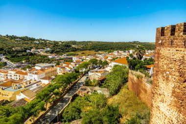 Rio Arade 'daki Algarve Silves' in eski tarihi başkentini ve heybetli kalesi Portekiz 'i ziyaret edin.