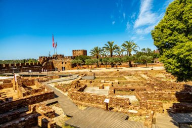 Rio Arade 'daki Algarve Silves' in eski tarihi başkentini ve heybetli kalesi Portekiz 'i ziyaret edin.