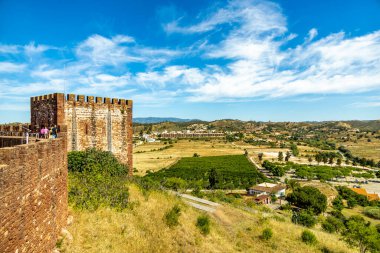 Rio Arade 'daki Algarve Silves' in eski tarihi başkentini ve heybetli kalesi Portekiz 'i ziyaret edin.