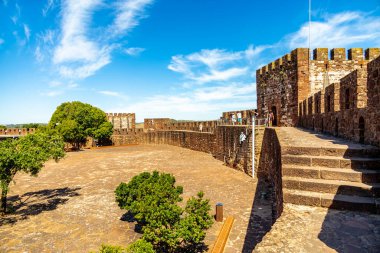 Rio Arade 'daki Algarve Silves' in eski tarihi başkentini ve heybetli kalesi Portekiz 'i ziyaret edin.