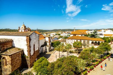 Rio Arade 'daki Algarve Silves' in eski tarihi başkentini ve heybetli kalesi Portekiz 'i ziyaret edin.