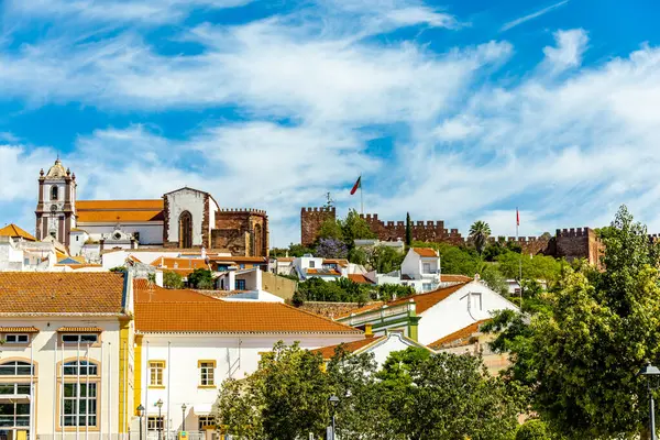 Rio Arade 'daki Algarve Silves' in eski tarihi başkentini ve heybetli kalesi Portekiz 'i ziyaret edin.