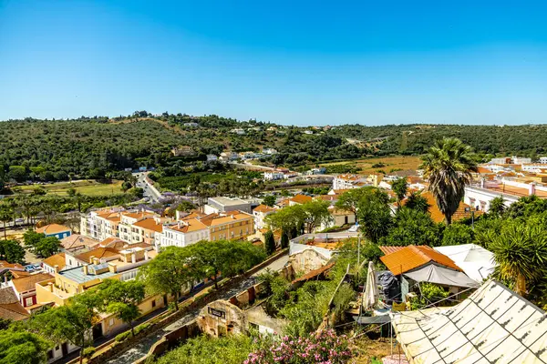 Rio Arade 'daki Algarve Silves' in eski tarihi başkentini ve heybetli kalesi Portekiz 'i ziyaret edin.
