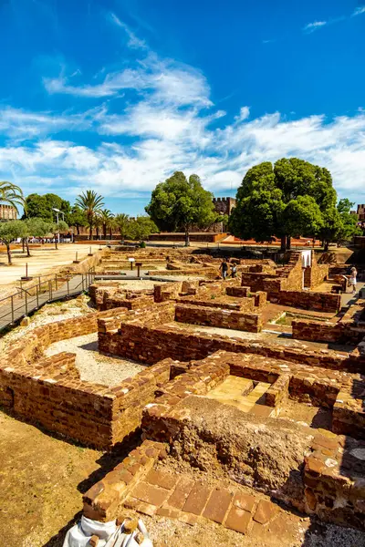 Rio Arade 'daki Algarve Silves' in eski tarihi başkentini ve heybetli kalesi Portekiz 'i ziyaret edin.