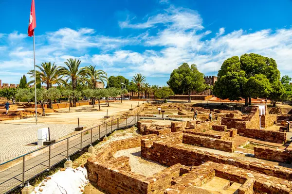 Rio Arade 'daki Algarve Silves' in eski tarihi başkentini ve heybetli kalesi Portekiz 'i ziyaret edin.