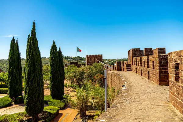 Rio Arade 'daki Algarve Silves' in eski tarihi başkentini ve heybetli kalesi Portekiz 'i ziyaret edin.