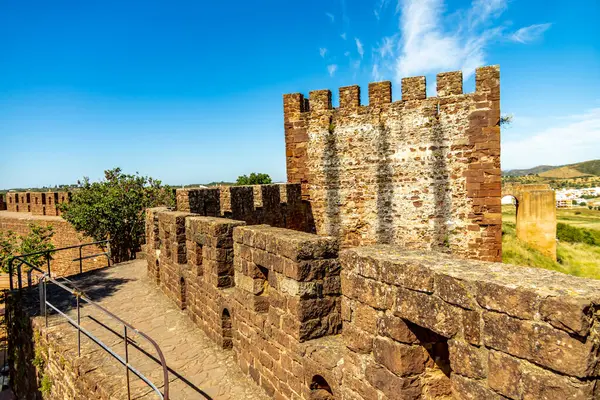 Rio Arade 'daki Algarve Silves' in eski tarihi başkentini ve heybetli kalesi Portekiz 'i ziyaret edin.