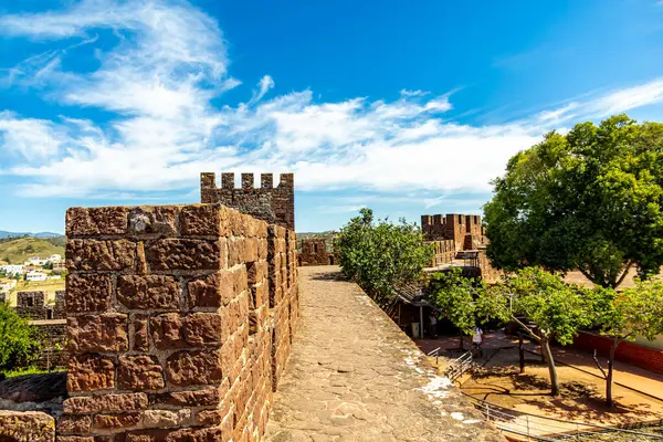 Rio Arade 'daki Algarve Silves' in eski tarihi başkentini ve heybetli kalesi Portekiz 'i ziyaret edin.
