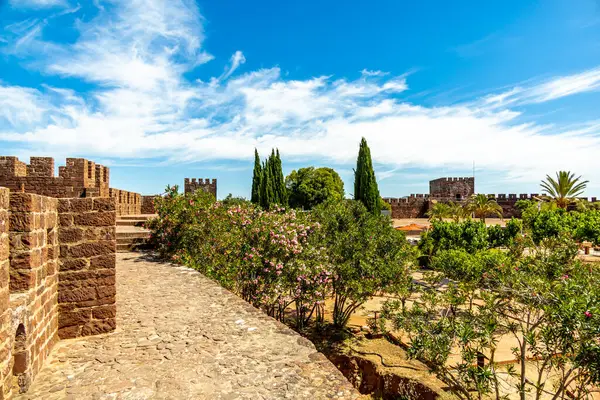 Rio Arade 'daki Algarve Silves' in eski tarihi başkentini ve heybetli kalesi Portekiz 'i ziyaret edin.