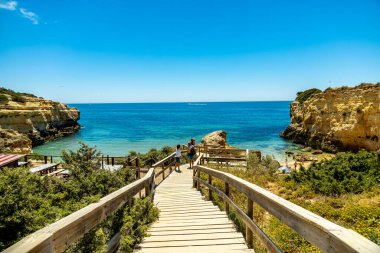 Algarve 'ın güzel kıyıları olan Portekiz' in Marinha Körfezi 'ndeki sahile kısa bir ziyaret.