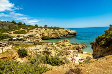 Algarve 'ın güzel kıyıları olan Portekiz' in Marinha Körfezi 'ndeki sahile kısa bir ziyaret.