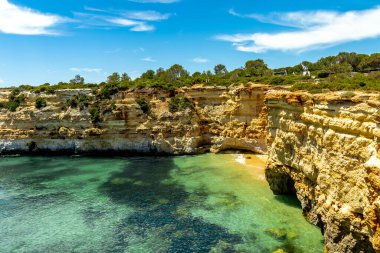 Algarve 'ın güzel kıyıları olan Portekiz' in Marinha Körfezi 'ndeki sahile kısa bir ziyaret.