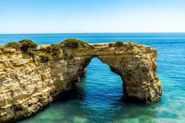 Algarve 'ın güzel kıyıları olan Portekiz' in Marinha Körfezi 'ndeki sahile kısa bir ziyaret.