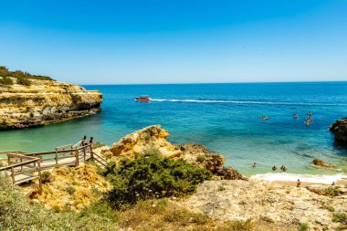 Algarve 'ın güzel kıyıları olan Portekiz' in Marinha Körfezi 'ndeki sahile kısa bir ziyaret.