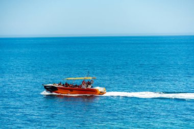 Algarve 'ın güzel kıyıları olan Portekiz' in Marinha Körfezi 'ndeki sahile kısa bir ziyaret.