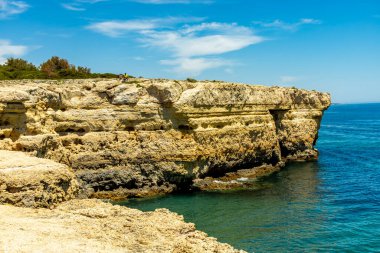 Algarve 'ın güzel kıyıları olan Portekiz' in Marinha Körfezi 'ndeki sahile kısa bir ziyaret.