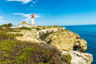 Algarve 'ın güzel kıyıları olan Portekiz' in Marinha Körfezi 'ndeki sahile kısa bir ziyaret.