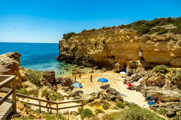 Algarve 'ın güzel kıyıları olan Portekiz' in Marinha Körfezi 'ndeki sahile kısa bir ziyaret.