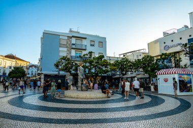 Akşam gezintisi Algarve 'nin güzel sahil şeridi olan Portekiz' in önündeki Lagos kıyı kasabasında.
