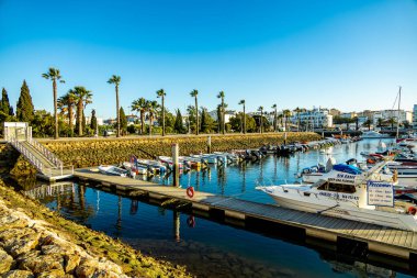 Akşam gezintisi Algarve 'nin güzel sahil şeridi olan Portekiz' in önündeki Lagos kıyı kasabasında.