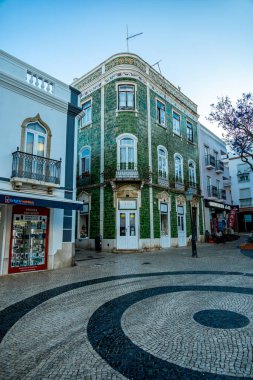 Akşam gezintisi Algarve 'nin güzel sahil şeridi olan Portekiz' in önündeki Lagos kıyı kasabasında.