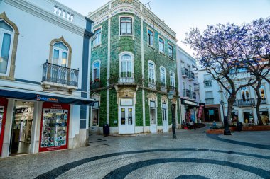 Akşam gezintisi Algarve 'nin güzel sahil şeridi olan Portekiz' in önündeki Lagos kıyı kasabasında.