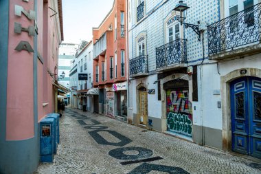 Akşam gezintisi Algarve 'nin güzel sahil şeridi olan Portekiz' in önündeki Lagos kıyı kasabasında.