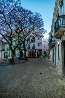 Akşam gezintisi Algarve 'nin güzel sahil şeridi olan Portekiz' in önündeki Lagos kıyı kasabasında.