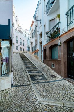 Akşam gezintisi Algarve 'nin güzel sahil şeridi olan Portekiz' in önündeki Lagos kıyı kasabasında.
