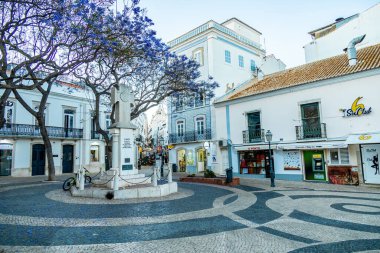 Akşam gezintisi Algarve 'nin güzel sahil şeridi olan Portekiz' in önündeki Lagos kıyı kasabasında.