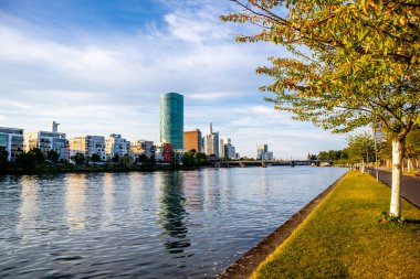 Frankfurt am Main 'in ana metropolünde akşam yürüyüşü ve onun güzel liman güvertesi Hesse - Almanya