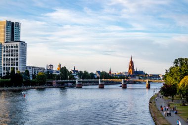 Frankfurt am Main 'in ana metropolünde akşam yürüyüşü ve onun güzel liman güvertesi Hesse - Almanya