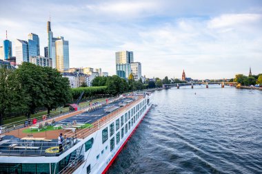 Frankfurt am Main 'in ana metropolünde akşam yürüyüşü ve onun güzel liman güvertesi Hesse - Almanya