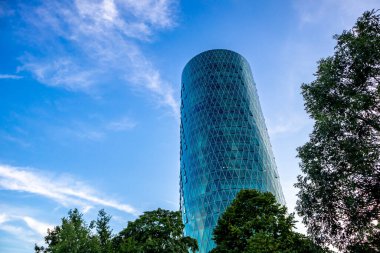 Frankfurt am Main 'in ana metropolünde akşam yürüyüşü ve onun güzel liman güvertesi Hesse - Almanya