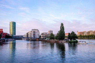 Frankfurt am Main 'in ana metropolünde akşam yürüyüşü ve onun güzel liman güvertesi Hesse - Almanya