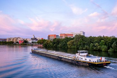 Frankfurt am Main 'in ana metropolünde akşam yürüyüşü ve onun güzel liman güvertesi Hesse - Almanya