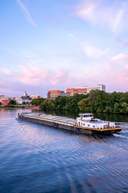 Frankfurt am Main 'in ana metropolünde akşam yürüyüşü ve onun güzel liman güvertesi Hesse - Almanya