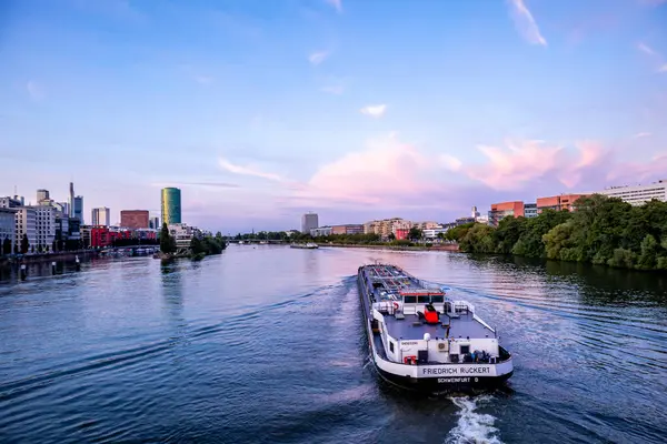 Frankfurt am Main 'in ana metropolünde akşam yürüyüşü ve onun güzel liman güvertesi Hesse - Almanya
