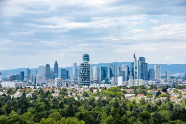 Frankfurt am Main - Hesse - Almanya üzerinden Goethe Kulesi manzaralı muhteşem bir yürüyüş.