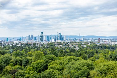 Frankfurt am Main - Hesse - Almanya üzerinden Goethe Kulesi manzaralı muhteşem bir yürüyüş.