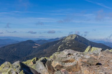 Khomyak Tepesi 'nden Synyak Dağı, Ukrayna Karpatları