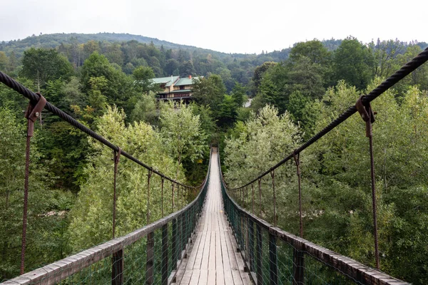 Yaremche 'deki Prut Nehri üzerindeki yaya asma köprüsü